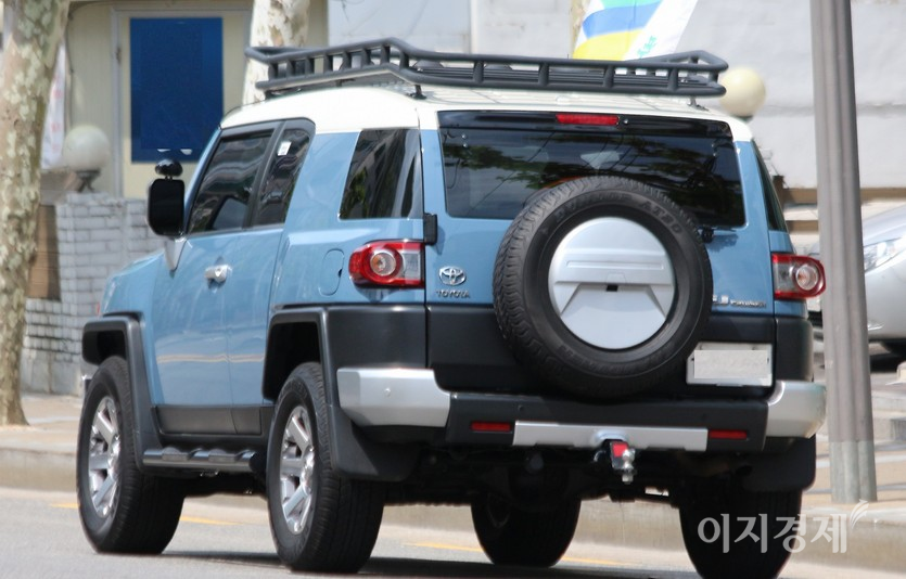 본드는 극 중후반 매들린과 토요타의 SUV를 타고 사핀 부하들의 추격에서 벗어난다. 토요타 크루저. 사진=정수남 기자