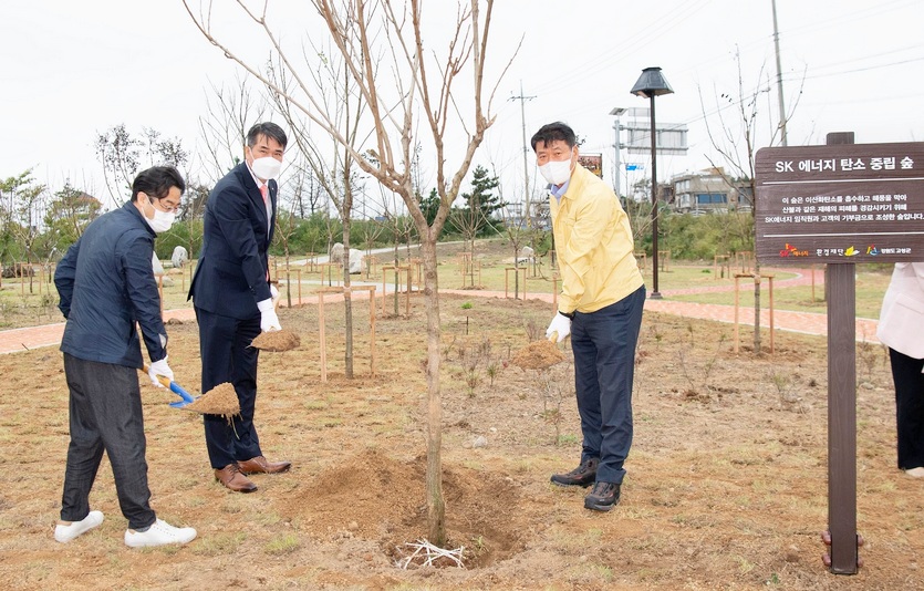 최근 열린 SK에너지의 탄소 중립 숲 조성 기념 행사에서 (왼쪽부터)정태용 환경재단 사무처장, 강봉원 SK에너지 중부사업부장, 함명준 고성군수가 식수를 하고 있다. 사진=SK에너지