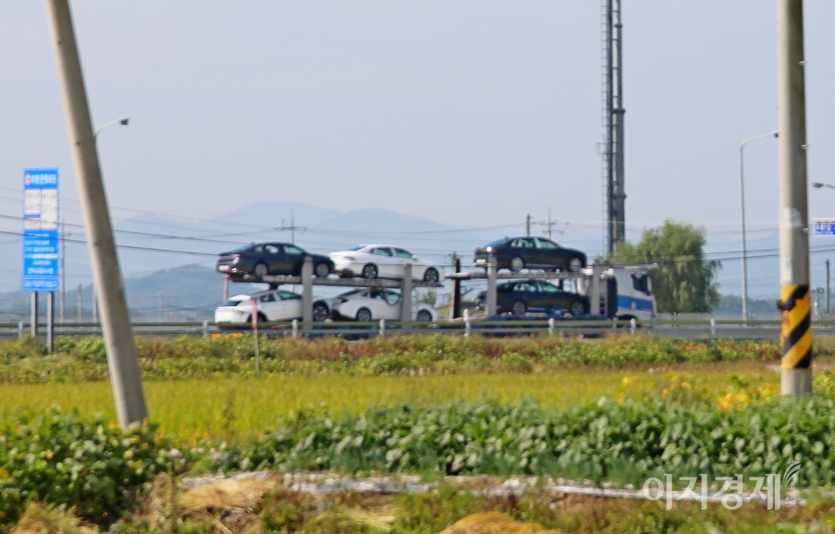 광주광역시 기아자동차 공장에서 생산된 듯한 승용차도 주인을 향해 달려가고 있다. 사진=정수남 기자