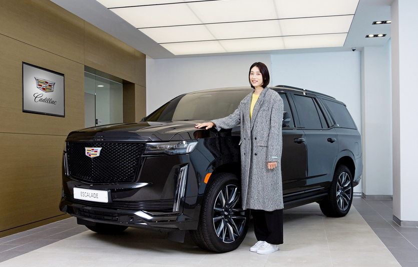 캐딜락의 최고급 SUV 에스컬레이드의 홍보대사인 김연경 선수가 캐딜락이 진행하는 소방관 처우 개선을 위한 기부 캠페인에 참여한다. 사진=캐딜락