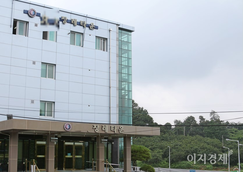 코로나19 감염으로 사망한 사람보다 백신 접종 후 사망한 사람이 더 많은 것으로 파악됐다. 지방에 있는 장례식장. 사진=김성미 기자