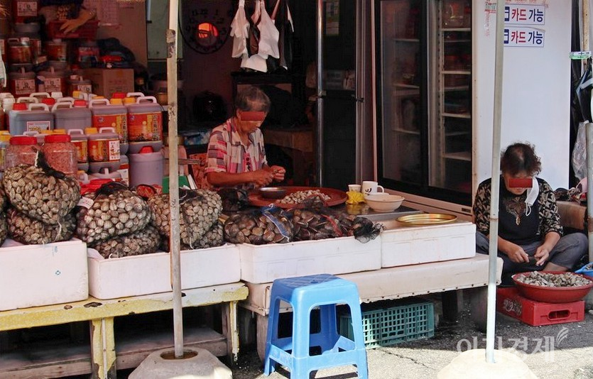 가게를 찾는 손인이 없자, (위부터)주인들은 바지락을 까거나, 생선 위치를 바꾸기에 손을 놀리고 있다. 사진=정수남 기자
