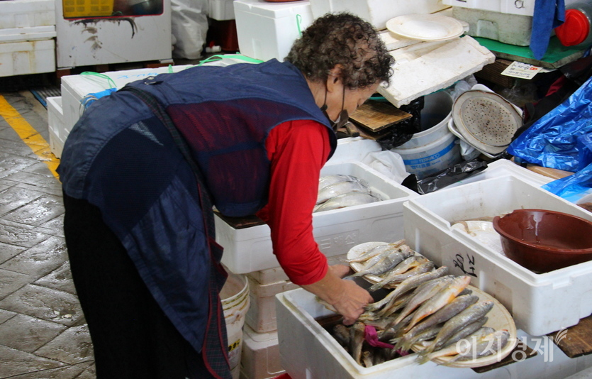 가게를 찾는 손인이 없자, (위부터)주인들은 바지락을 까거나, 생선 위치를 바꾸기에 손을 놀리고 있다. 사진=정수남 기자