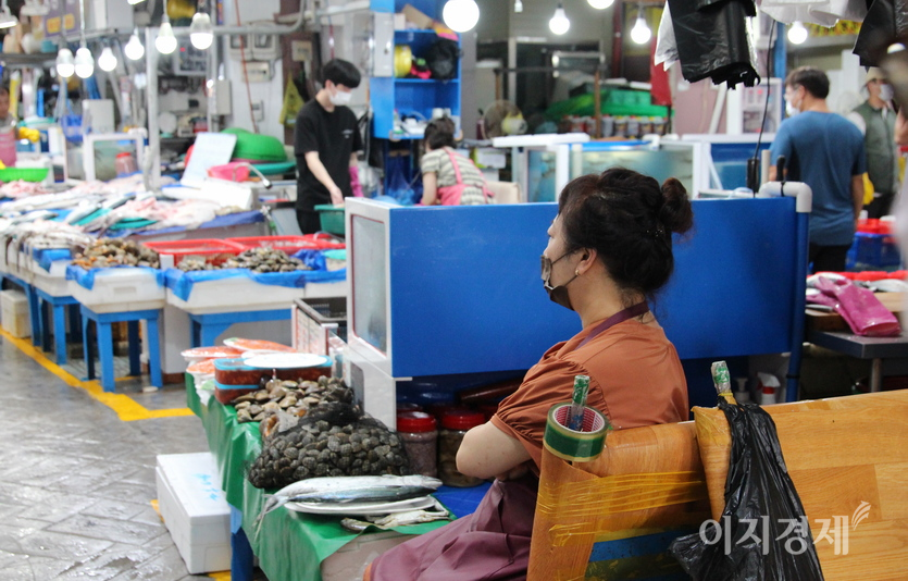 손님이 없자 주인들이 먼산 바라기를 하고 있다. 사진=정수남 기자