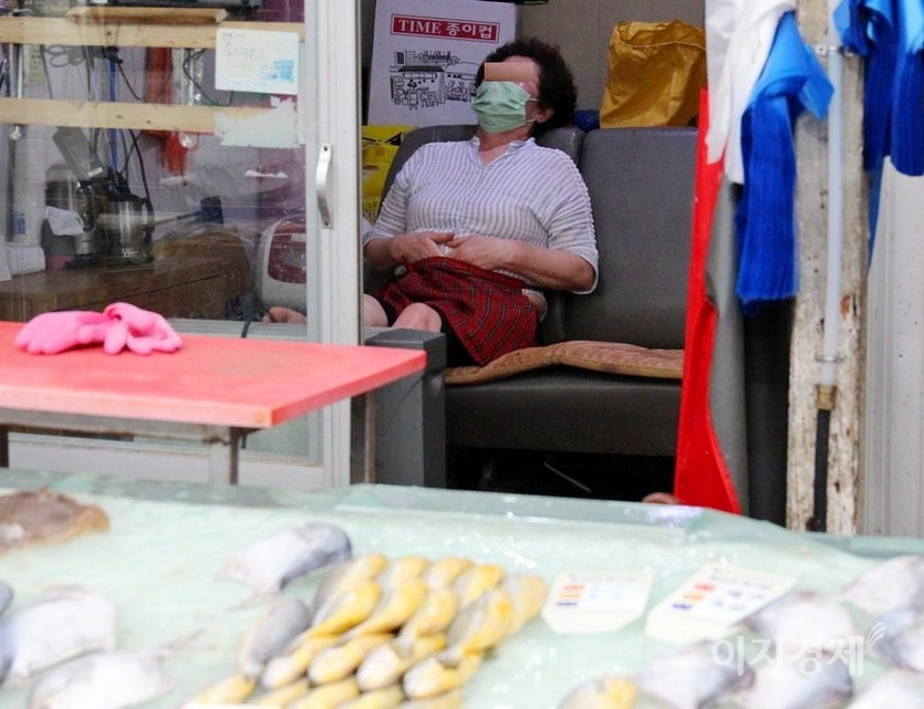 (위부터)일부 가게 주인은 텔레비전을 보거나. 오수에 빠졌다. 주인 대신 가게를 지키는 조기가 애처롭다. 사진=정수남 기자