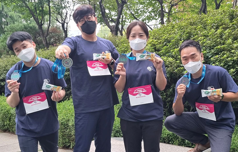 비대면 레이스에 참여한 매일유업 동호회원들이 참가자에게 제공되는 티셔츠, 메달과 셀렉스 제품을 들고 기념촬영을 하고 있다. 사진=매일유업