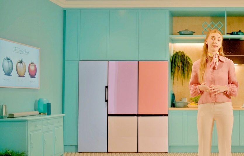 삼성전자 유럽총괄 직원이 비스포크 가전과 TV ’더 프레임‘을 소개하고 있다. 사진=삼성전자