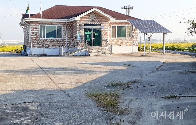 동네 고샅도, 노인당 마당도 시멘트가 차지했다. 사진=정수남 기자