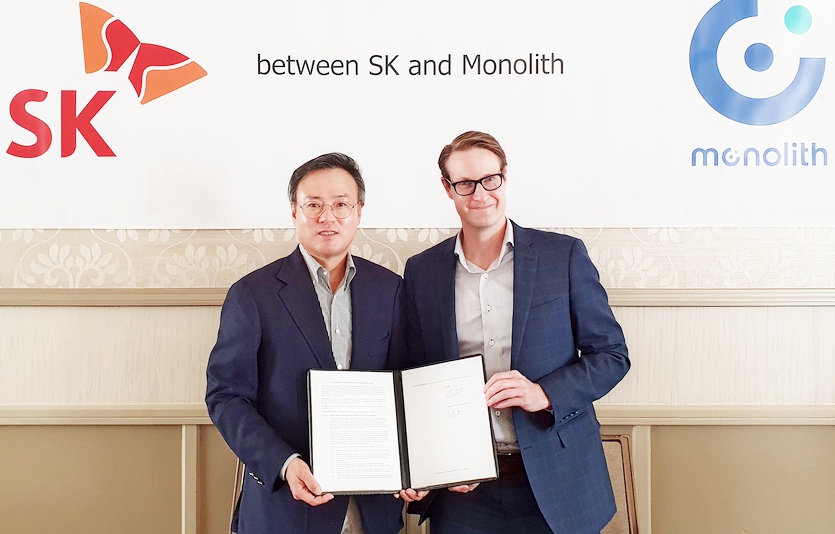 SK㈜ (왼쪽부터)장동현 사장과 모놀리스社 로브 핸슨이 CEO가 협약 체결 후 기념 사진을 찍고 있다. 사진=SK