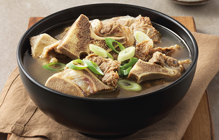 bhc가 운영하는 큰맘할매순대국이 올 4분기 첫 신메뉴로 ‘소뼈 맑은 해장국’을 출시한다. 사진=bhc