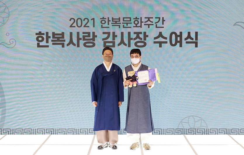 SPA 브랜드 스파오가 문화체육관광부로부터 ‘한복사랑 감사장’을 받았다. (왼쪽부터) 감사장 수여식에 참여한 황희 문화체육관광부 장관, 성낙원 이랜드 스파오 BU장. 사진=이랜드 스파오