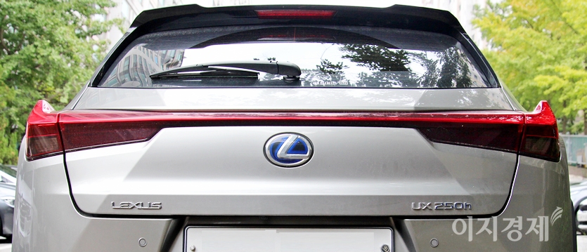 부라더의 극 도입부에서 강수는 렉서스 UX를 타고 달아난다. 사진=정수남 기자