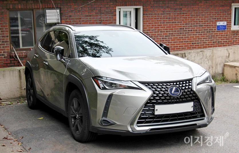 브라더에서는 렉서스 UX를 비롯해 ES, RX 등의 차량이 대거 등장한다. 렉서스 UX. 사진=정수남 기자