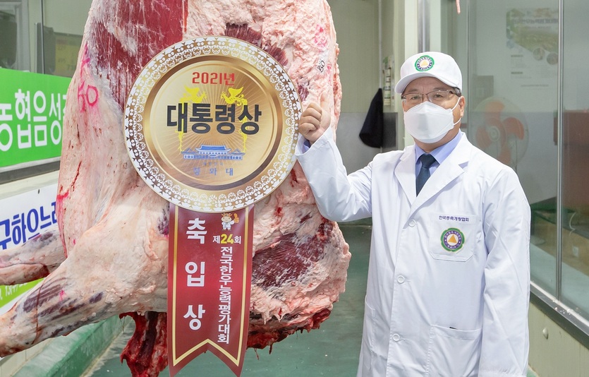 강동만 동원홈푸드 축육부문 대표이사가 충북 음성에서 열린 ‘제 24회 전국한우능력평가대회’에서 대통령상 한우를 낙찰받고 기념 사진을 찍고 있다. 사진=동원홈푸드