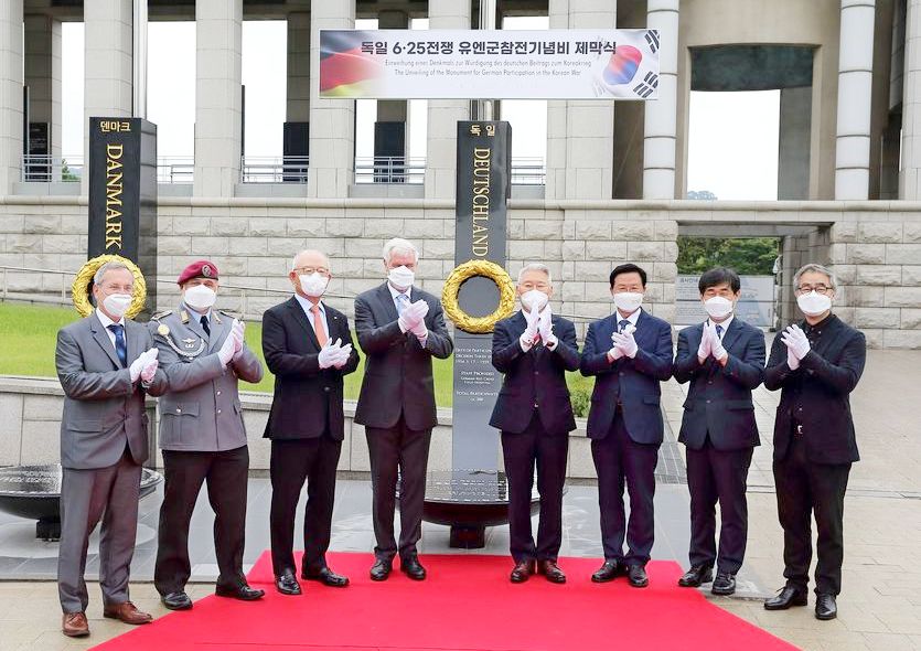 신명호((왼쪽 세번째) 부영그룹 회장 제막식에서 주요 인사들과 기념사진을 찍고 있다. 사진=부영그룹
