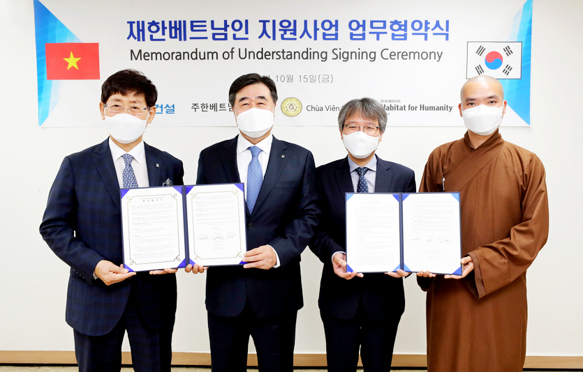 (왼쪽부터)한국해비타트 윤형주 이사장, 대우건설 김형 사장, 주한베트남대사관 응 웬 부 뚱 대사, 베트남불교 원오사 팃 드엉 탄 주지스님이 내년 한국-베트남 수교 30주년을 기념해 양국의 협력을 강화를 위한 업무협약을 체결한 후 기념사진을 찍고 있다. 사진=대우건설