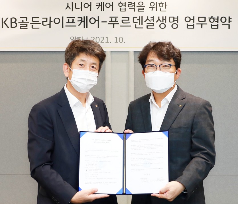 (왼쪽부터)계관희 푸르덴셜생명보험 고객마케팅부문 전무와 전영산 KB골든라이프케어 대표가 협약 체결 후 기념사진을 찍고 있다. 사진=푸르덴셜생명보험