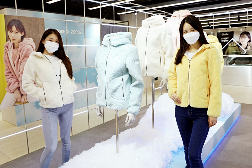 롯데백화점이 서울 소공동 본점에서 프랑스 아웃도어 브랜드 아이더와 인기 가수 에스파와 함께 ‘아이더 × 에스파’ 임시 매장을 28일까지 운영한다. 사진=롯데백화점