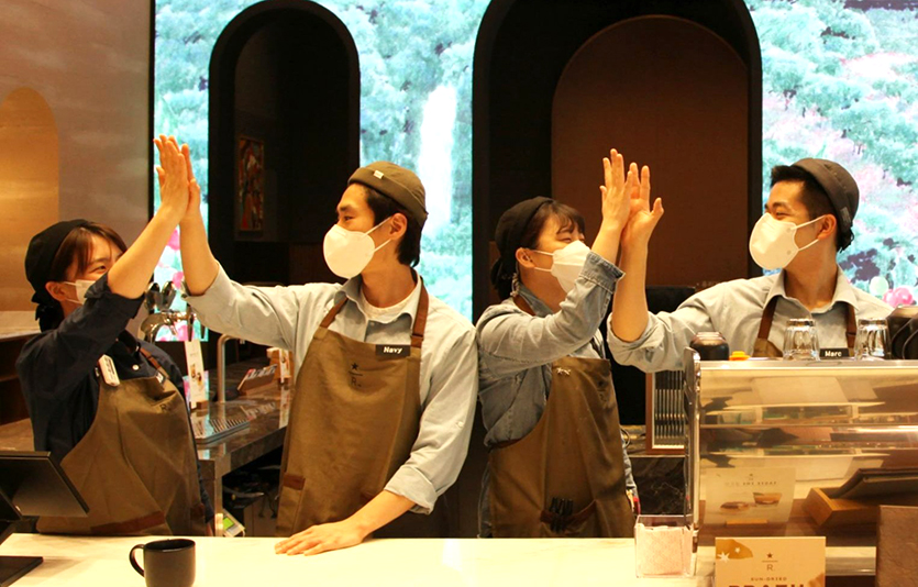 스타벅스가 이달 22일부터 1600명 규모의 공개채용을 진행한다. 스타벅스 별다방 매장직원들이 하이파이브를 하고 있다. 사진=스타벅스커피 코리아