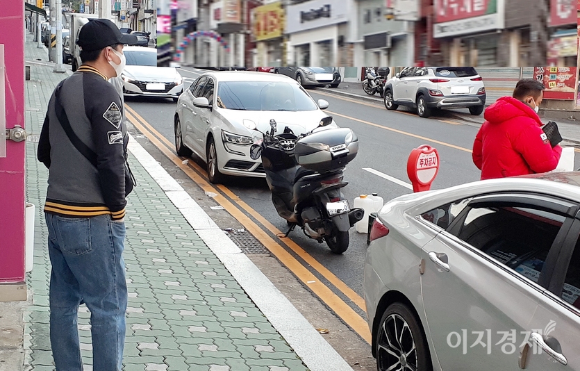 16일부터 기온이 뚝 떨어지자 50대 남성은 한 겨울용 두꺼운 오리털 외투를 입었다. 반면, 20대 청년은 상대적으로 얇은 가을용 외투를 걸쳤다. 이 시각 현재 성남시 중원구 기온은 2℃다. 사진=정윤서 기자.