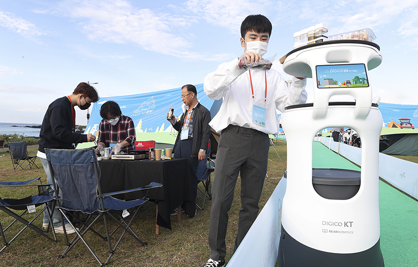 15일 ‘‘디지코 캠핑 인 제주’ 에 참가한 가족들이 캠핑을 즐기고 있는 모습. 사진=KT