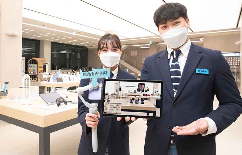 삼성전자 제품 전문 상담사(디테일러)가 삼성 디지털프라자 삼성대치점에서 가상 현실(VR)로 비대면 제품 체험과 쇼핑이 가능한 '삼성 VR 스토어'를 소개하고 있다. 사진=삼성전자