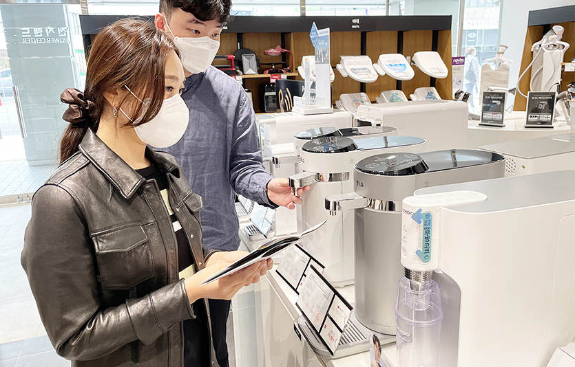 전자랜드는 코로나19발 ‘집콕’ 트렌드와 위생 이슈로 올해 정수기 판매량이 증가했다고 18일 밝혔다. 사진=전자랜드