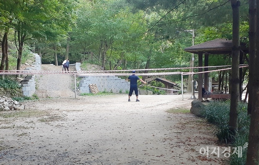 지난해 초 불거진 코로나19로 전국 다중이용시설은 사회적 거리두기 단계에 따라 이용과 이용불가가 반복됐다. 최근 수도권 내려진 거리두기 4단계로 성남시 중원구 남한산성유원지에 자리한 체육시설 역시 이용이 전면 금지됐다. 정상적 모습이다. 사진=정수남 기자