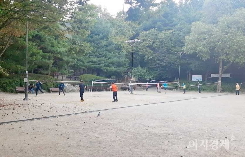 다만, 위 사진에서 50여미터 떨어진 배드민턴장의 경우 산성공원관리소가 이용할 수 없도록 두른 테이프를 네트 삼아 인근 주민들이 매일 아침 이곳을 이용하고 있다. 사진=정수남 기자