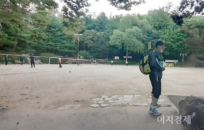 다만, 위 사진에서 50여미터 떨어진 배드민턴장의 경우 산성공원관리소가 이용할 수 없도록 두른 테이프를 네트 삼아 인근 주민들이 매일 아침 이곳을 이용하고 있다. 사진=정수남 기자