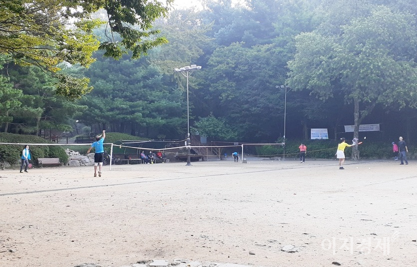 다만, 위 사진에서 50여미터 떨어진 배드민턴장의 경우 산성공원관리소가 이용할 수 없도록 두른 테이프를 네트 삼아 인근 주민들이 매일 아침 이곳을 이용하고 있다. 사진=정수남 기자