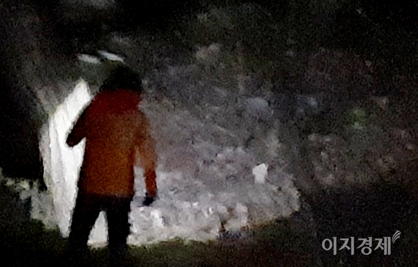 가을은 결실의 계정이자 수확의 계절이다. 인근 주민들이 남한산성도립공원에서 밤과 도토리 등을 줍고 있다. 도토리, 밤 줍기는 낮과 밤이 없다. 산림 내 임산물 불법채취는 5년 이하의 징역 또는 5000만원 이하의 벌금을 물린다. 사진=정수남 기자