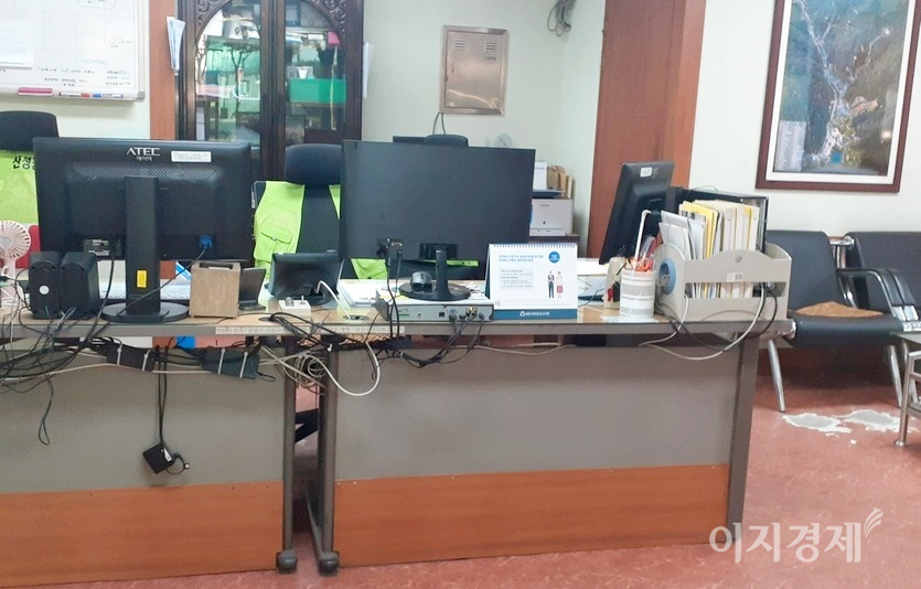 산성공원 관리는 성남시 중원구가 맡고 있다. 관리소에 근무하는 한 직원은 이곳에서 50여미터 떨어진 두번째 사진 배트민턴장 이용에 대한 기자의 신고에 대해 ”가봐야 겠네“하면서도 자리를 지켰다. 사진=정수남 기자