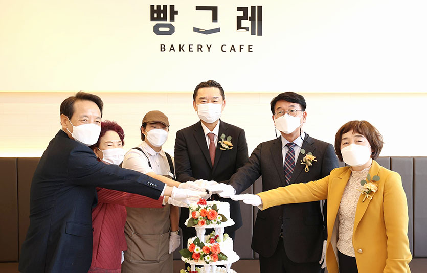 하이트진로는 광주광역시, 광주동구지역자활센터와 함께 청년들의 사회적 독립을 지원하는 베이커리 카페 빵그레 2호점의 정식 개점을 알렸다. 사진=하이트진로