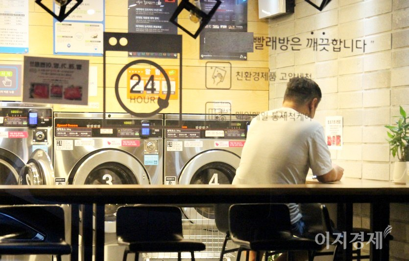 이 남자, 스마트폰으로 무엇을 하고 있을까? 혹시 무인점포 창업에 대해 알아보는 것은 아닐까? 사진=정수남 기자