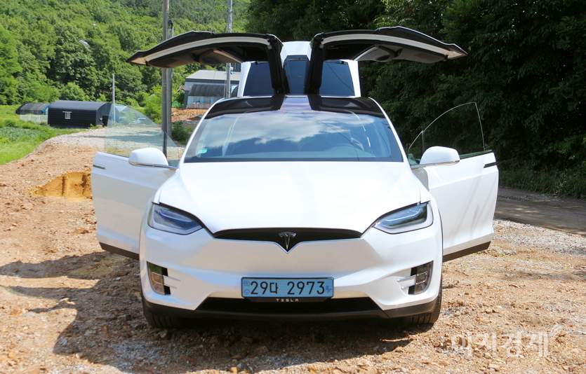 테슬라 전기차 모델X. 모델X는 자율주행 기능을 구현했으며. 인터넷 사용이 가능한 움직이는 방이다. 사진=정수남 기자