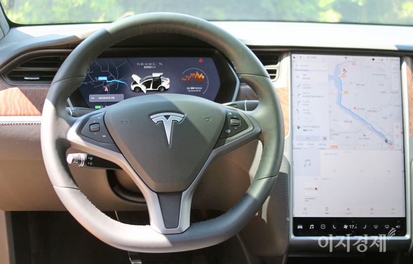 모델X 1열. 모델X는 양산 차량 가운데 가장 큰 17인치 모니터를 통해 인터넷, 내비게이션 등을 이용할 수 았으며, 충전소도 쉽게 찾을 수 있다. 계기판은 차량 주변을 투영한다. 사진=정수남 기자