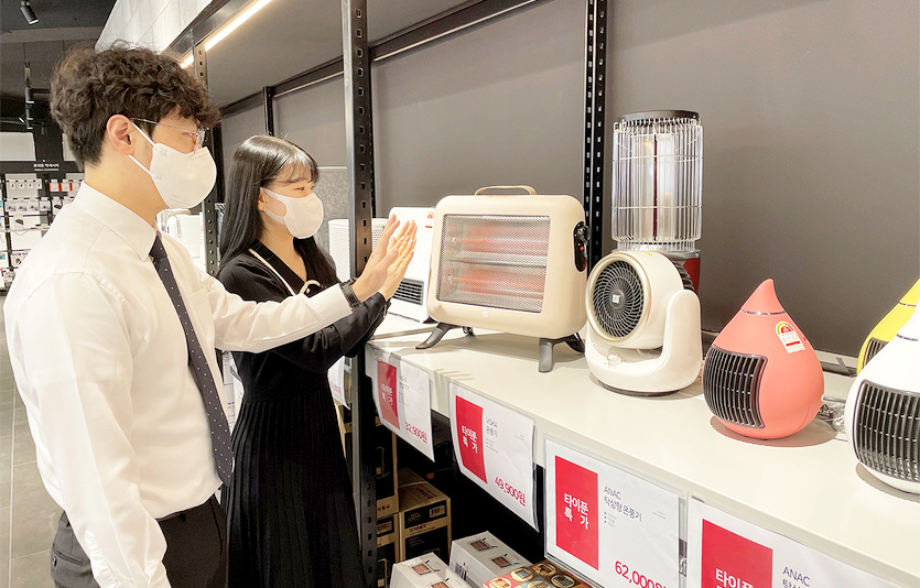 고객이 전자랜드 매장에서 난방가전을 살피고 있다. 사진=전자랜드