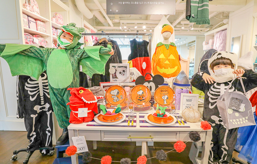 현대리바트가 운영하는 미국의 고급 가구 브랜드 ‘포터리반 키즈’가 31일까지 할로윈 코스튬 상품 50여 종을 최대 20% 할인 판매한다. 사진=현대리바트