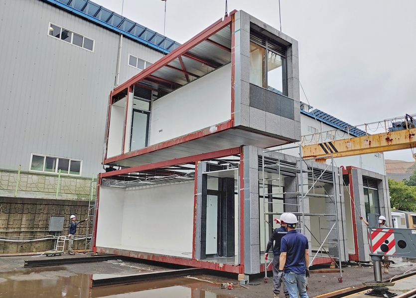 부산 공장에서 모듈러 주택을 조립하고 있는 모습. 사진=DL이앤씨