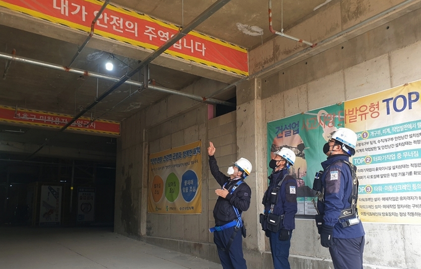 부영이 강원도 태백시 황지동에서 짓고 있는 ‘사랑으로’ 아파트 현장에서 안전사고 예방과 시설물 관리 등을 실시했다. 사진=부영