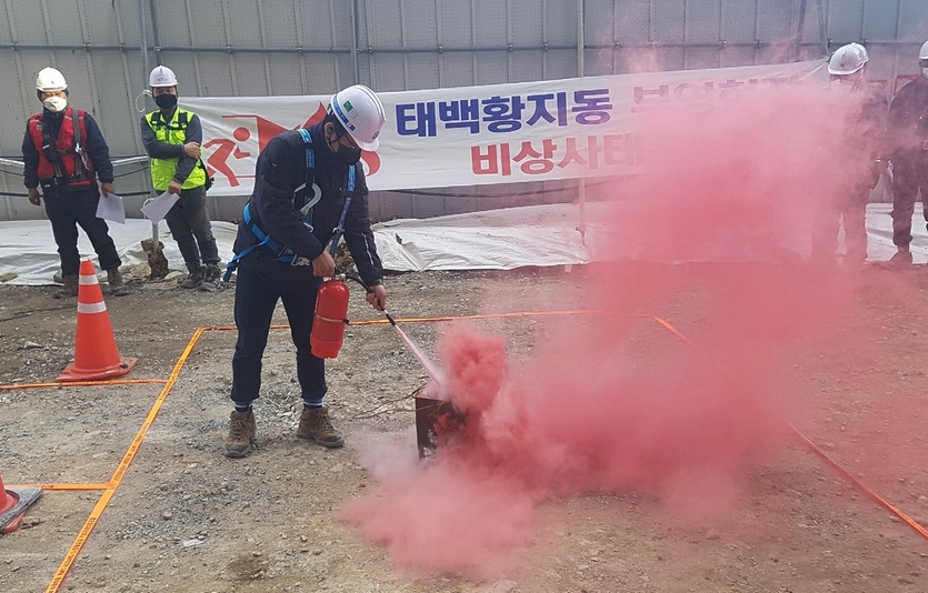 부영은 가을과 겨울철에 빈번히 발생하는 화재에 대비해  황지동 건설현장에서 소방 훈련도 실시했다. 사진=부영