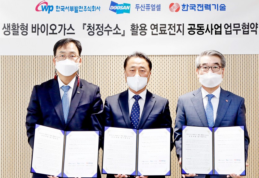 (왼쪽부터)한국서부발전 김성균 성장사업본부장, 두산퓨얼셀 이승준 영업본부장, 한국전력기술 김동규 에너지신사업본부 본부장 등이 협약 체결 후 기념사진을 찍고 있다. 사진=두산퓨얼셀