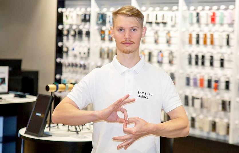 삼성전자가 현재 40개 나라에서 제공하는 수어 상담서비스를 올해 말까지 50개 나라 이상의 청각 장애인에게 확대 적용한다. 삼성전자가 러시아에서 수어 상담서비스를 제공하는 모습. 사진=삼성전자