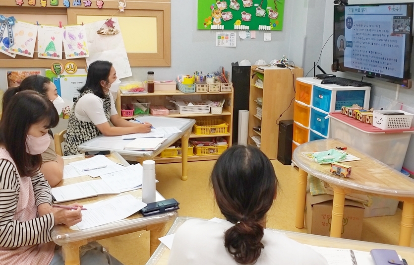 위례 포레스트 부영 사랑으로 어린이집 보육교사가 비대면 교육을 받고 있다. 사진=부영
