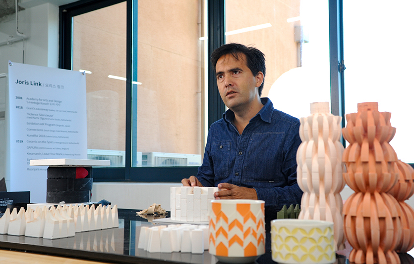 경기세계도자비엔날레조직위원회는 ‘제11회 경기세계도자비엔날레’의 2021 공예인력 해외교류 초청 프로그램 ‘국제도자레지던시’의 풍성한 콘텐츠가 산관학 협력 사업의 좋은 모델로 호평을 얻고있다. 국제도자레지던시 참여작가 요리스 링스가 유튜브 라이브를 통해 도자 기법을 선보이는 모습. 사진=경기세계도자비엔날레조직위원회