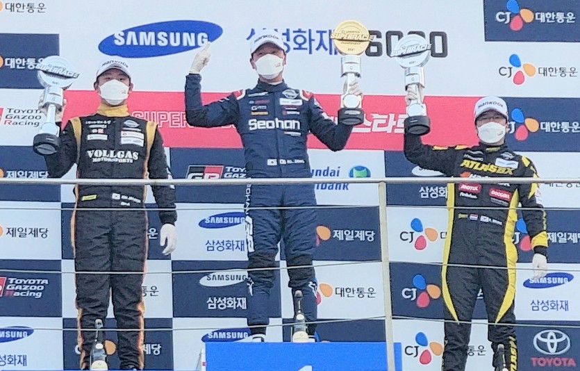 한국타이어의 레이싱 타이어를 장착한 경주차가 지난 주말 전남 영암 코리아인터내셔널서킷에서 열린 ‘CJ대한통운 슈퍼레이스 챔피언십’ 삼성화재 6000 클래스 4라운드에서 1위부터 5위까지 싹쓸이 했다. 사진=한국타이어