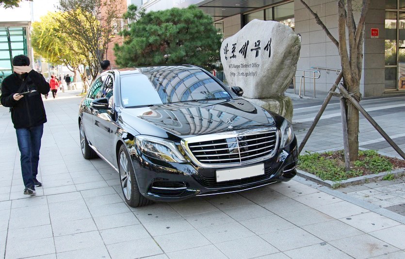 벤츠의 고급 세단 S 클래스가 서울 서초구 방배로 인도에 당당하게 서 있다. 이들 차량은 사양에 따라 1억원 중반부터 2억원 초반이다. 사진=정수남 기자