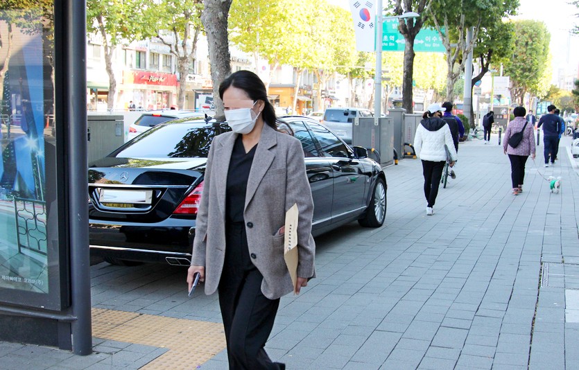 벤츠의 고급 세단 S 클래스가 서울 서초구 방배로 인도에 당당하게 서 있다. 이들 차량은 사양에 따라 1억원 중반부터 2억원 초반이다. 사진=정수남 기자