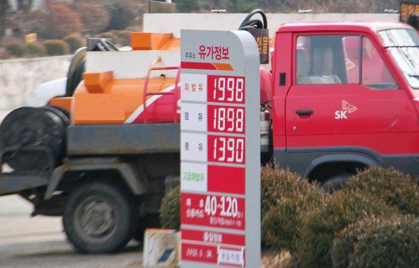 강원도 춘전에 있는 SK폴 주유소의 2012년 3월 7일 유가 현황. 강원도 지역 유가 역시 2012년 평균 ℓ당 휘발유가 1976원, 경유가 1809.3원으로 사상 최고를 찍었다. 사진=정수남 기자
